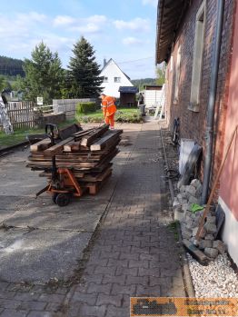 Die großen Betonplatten kommen auch weg.